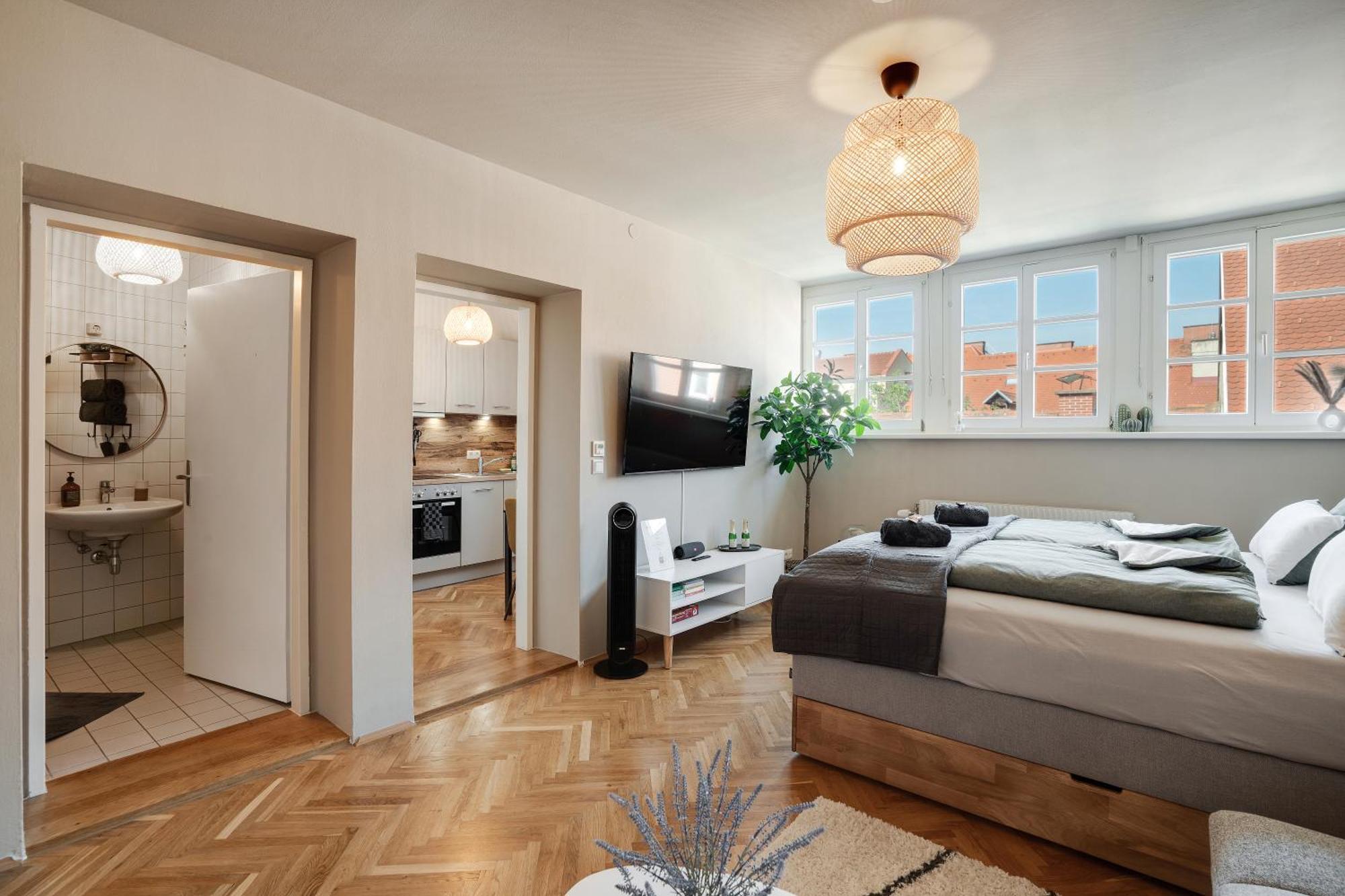 Boho Design Studio - Historic City Center With Free Parking & Aircon By Hero Homes Graz Exteriör bild